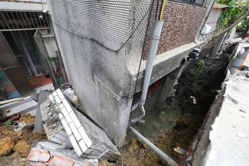 基泰建設在大直建案「基泰大直」7日因施工不慎釀鄰房下陷。