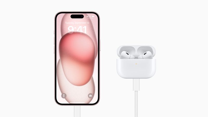 Apple-AirPods-Pro-2nd-generation-USB-C-connection-demo-230912_big.jpg.large_2x