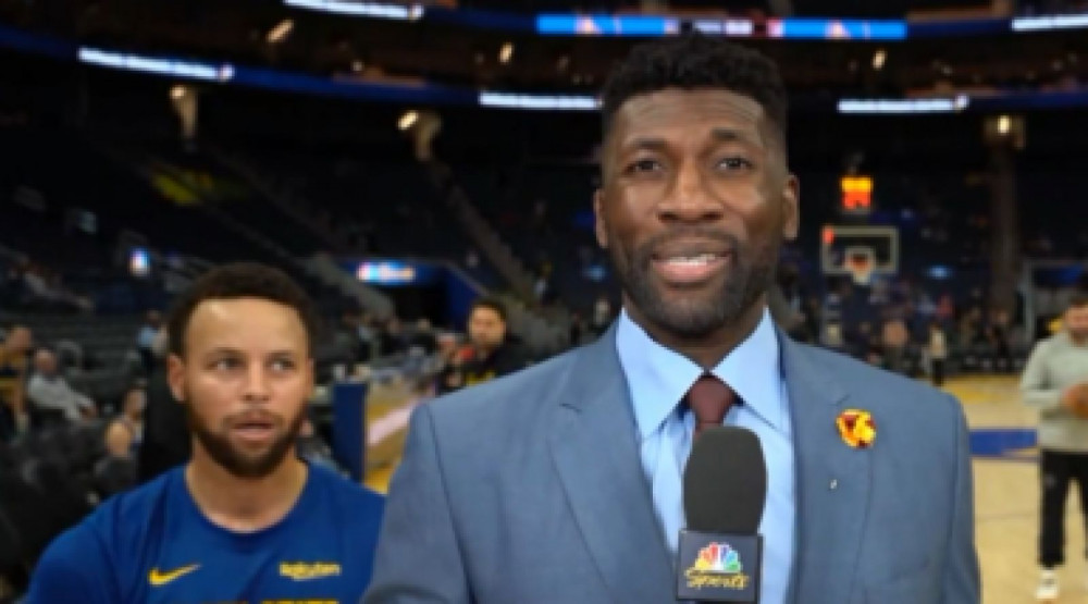 【影片】NBA/ 前隊友們相聚！前勇士球員Festus Ezeli在轉播時遭Curry亂入 | 籃球筆記