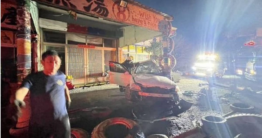 小客車衝撞餐廳前柱子車毀釀2亡 – PEEKME