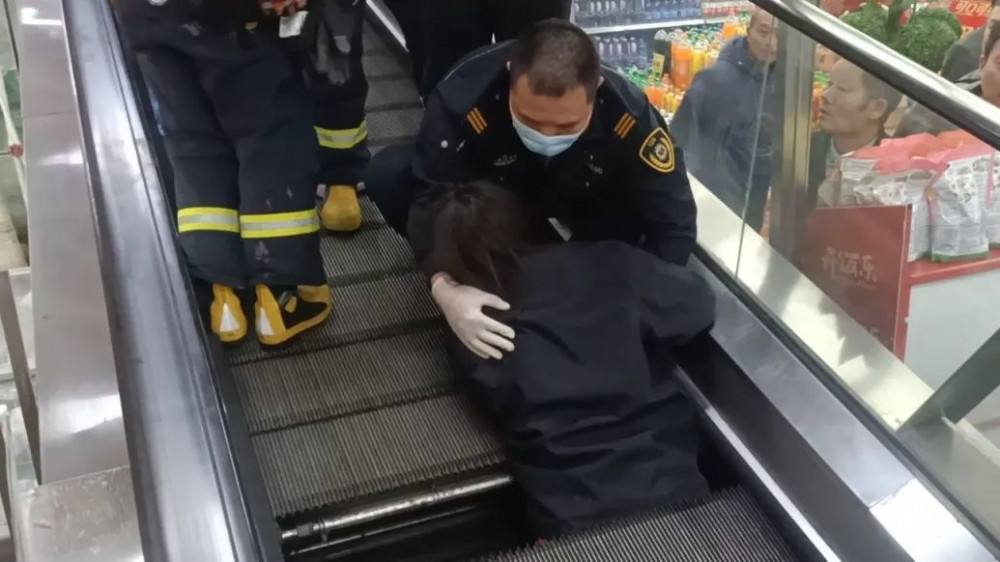 超市電扶梯吃人！女子半身被卡住「恐截肢保命」　超市認了「確實有疏失」 – BuzzHand